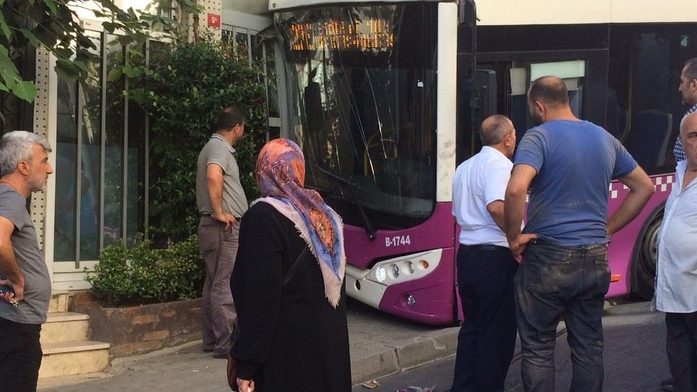 Freni Boşalan Halk Otobüsü İş Yerine Girdi