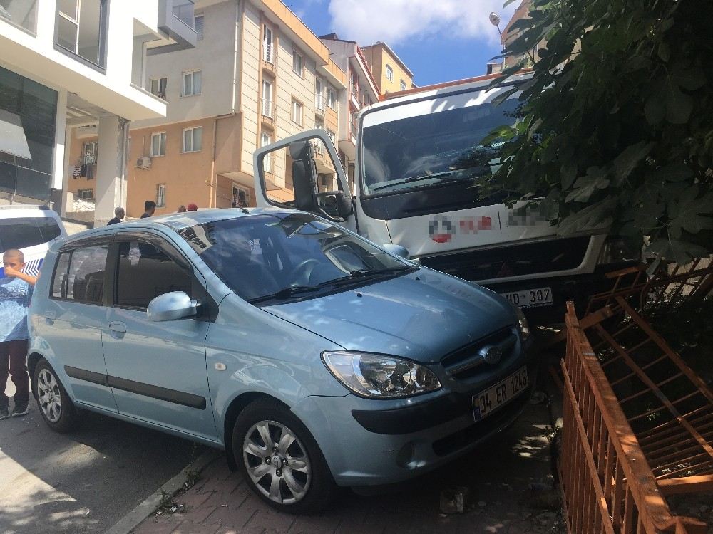 Kağıthanede Freni Patlayan Çekici 3 Araca Çarptı