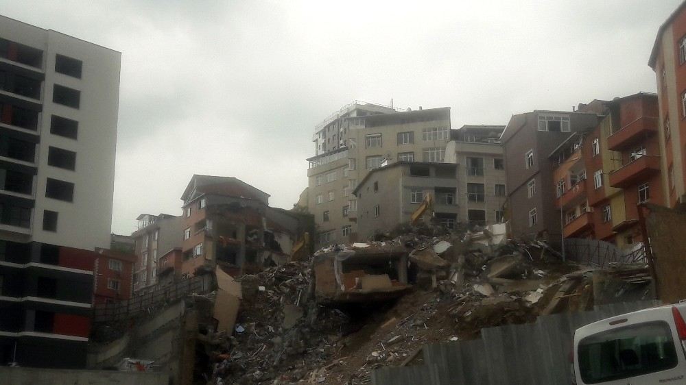 Kağıthanede Hasarlı Binaların Yıkımına Başlandı