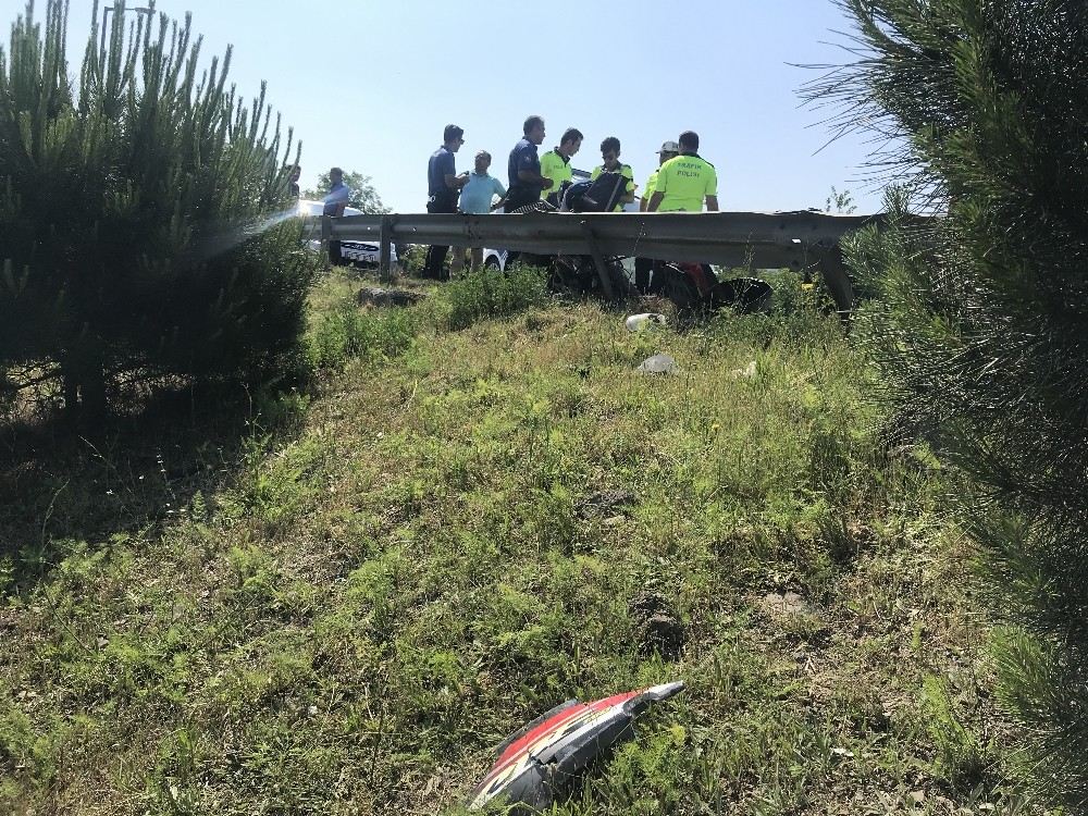 Kağıthanede Tur Otobüsünün Sıkıştırdığı Motosikletli Şarampole Uçtu