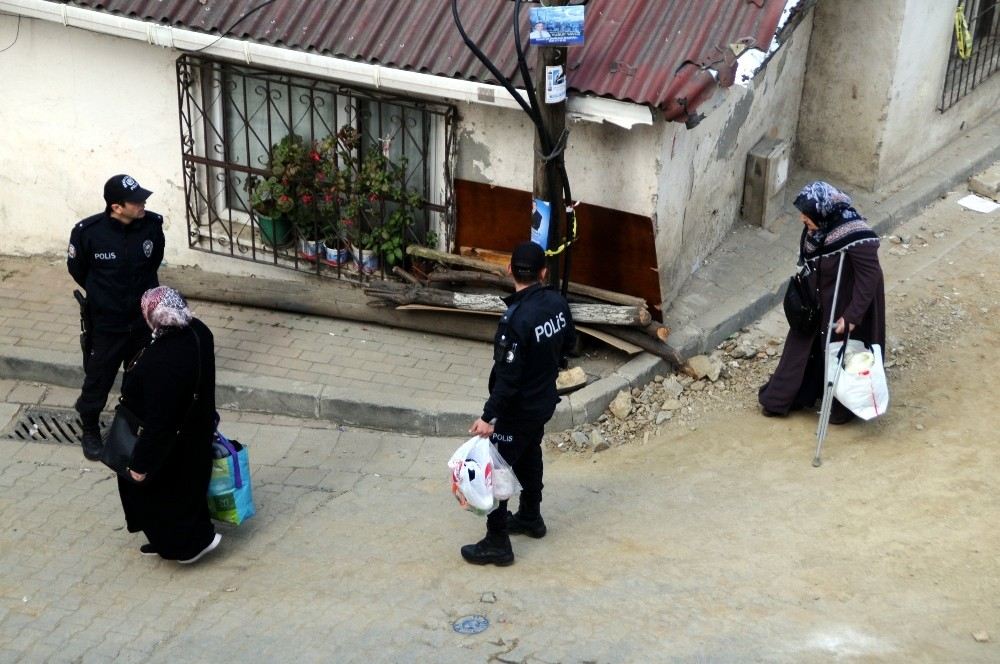 Kağıthanede Vatandaşlar Polis Nezaretinde Evlerine Girdi
