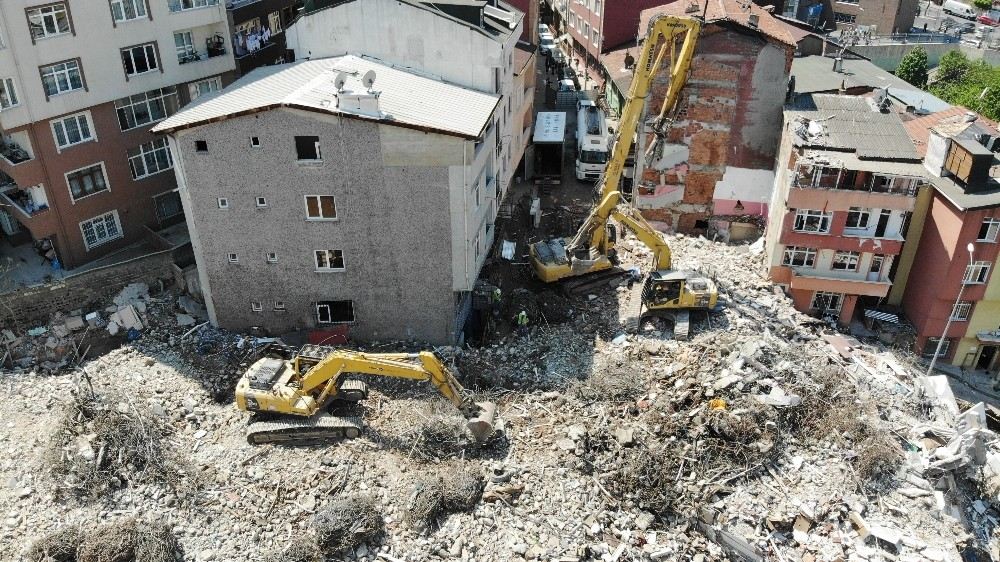 Kağıthanede Yıkım Kararı Verilen Binaların Yıkımı Devam Ediyor
