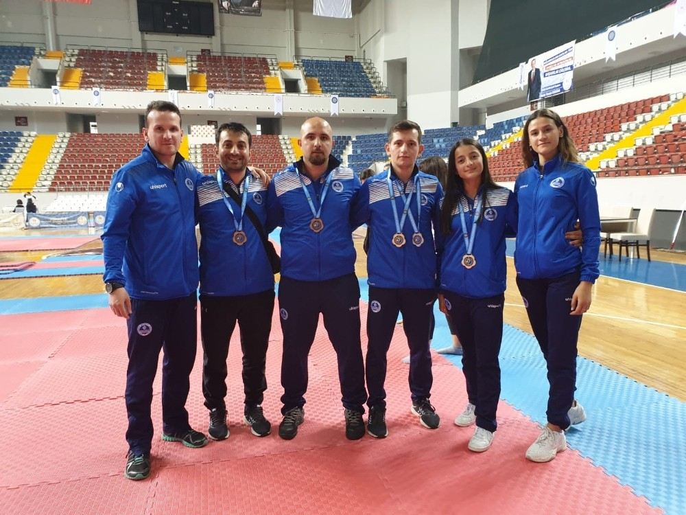 Kağıtsporlu İşitme Engelli Karateciler, 5 Madalya İle Döndü