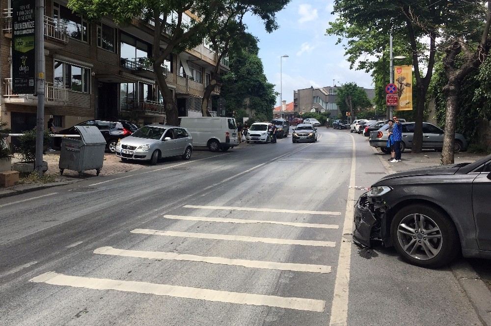 Kaldırıma Park Eden Araçlar Nedeniyle Yoldan Yürüyen Vatandaşa Minibüs Çarptı