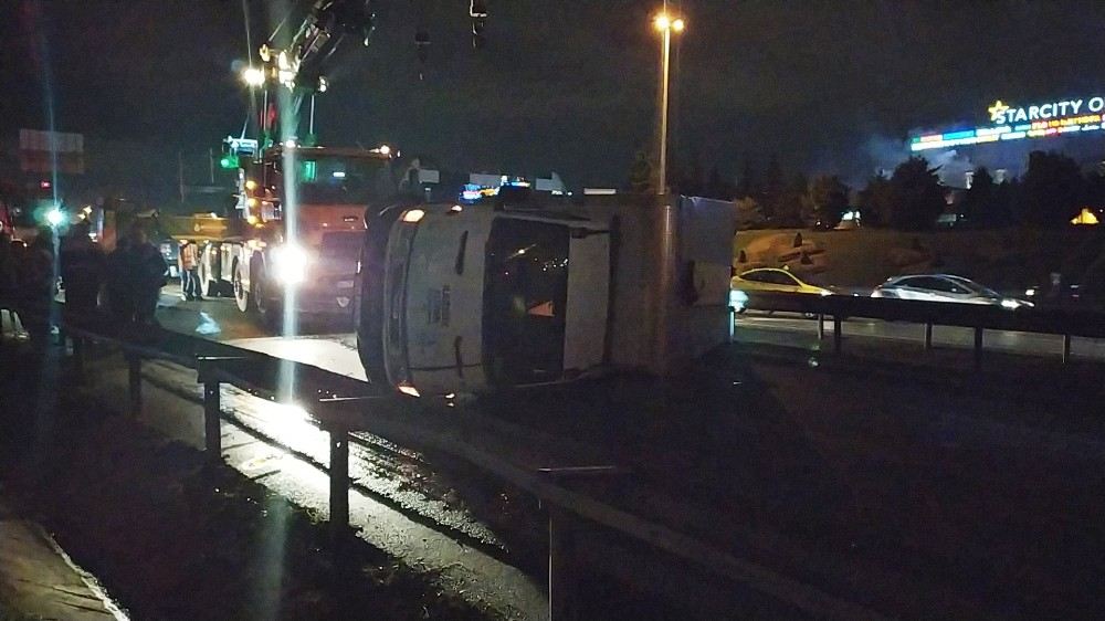 Kamyonet Kazada Yan Yattı, 3 Kişi Yara Almadan Kurtuldu