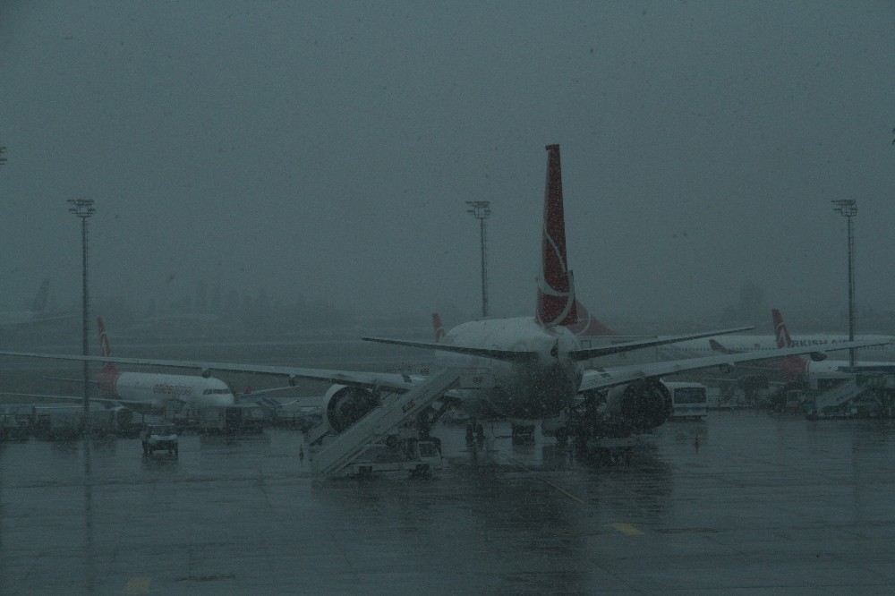 Kar Yağışı Atatürk Havalimanında Uçuşları Etkiledi