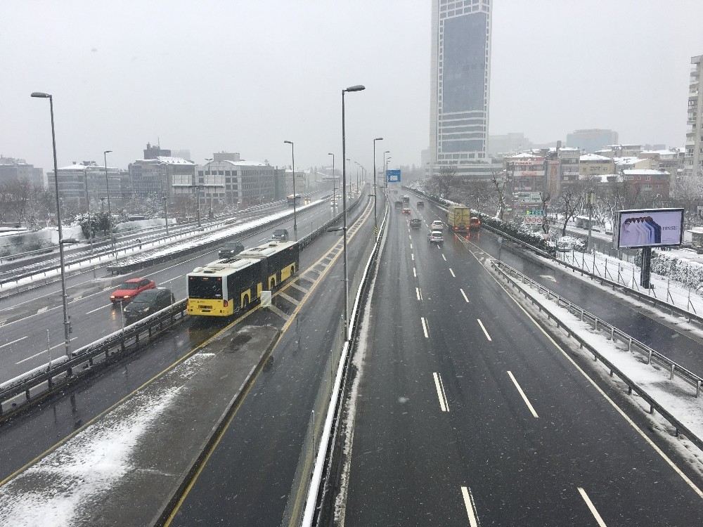 Kar Yağışı İstanbulda Trafiği Olumsuz Etkilemedi
