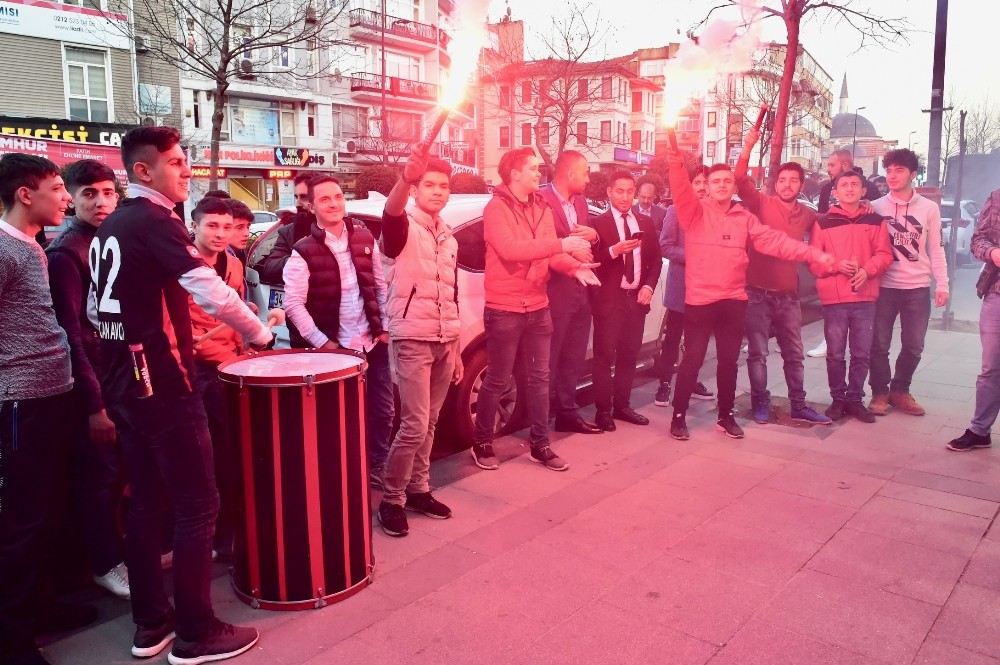 Karagümrükspor Taraftarları, Fatih Belediye Başkan Adayı Ergün Turanı Coşkuyla Karşıladı