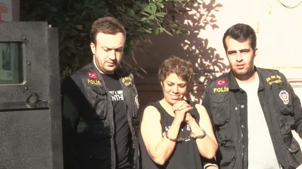 Karaköyde Başörtülü Kızlara Saldıran Kadın, Adliyeye Sevk Edildi