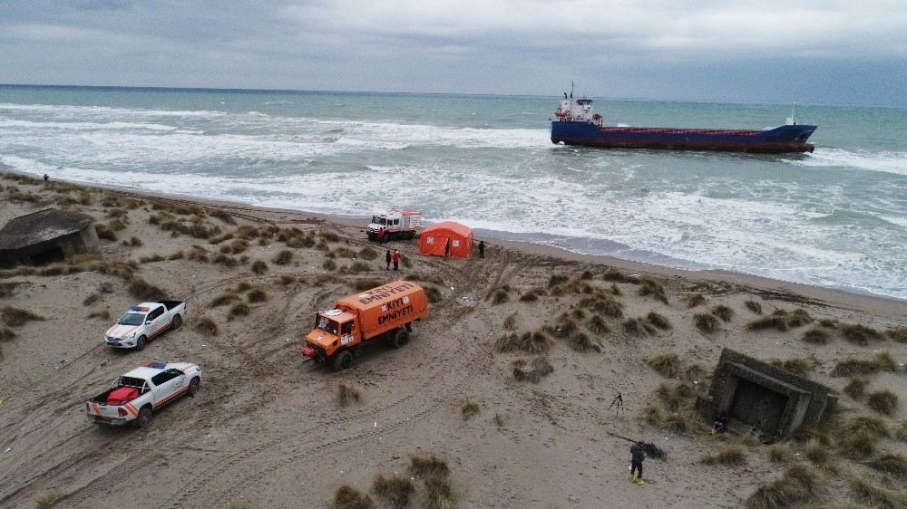 Karaya Oturan Geminin Mürettebatı Kendi İmkanlarıyla Kurtulmayı Bekliyor