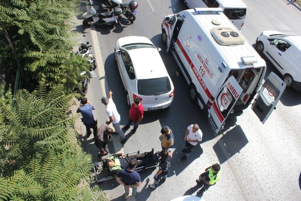 Karayolunda Kapıyı Açan Sürücü Yüzünden Trafik Polisi Canından Oluyordu