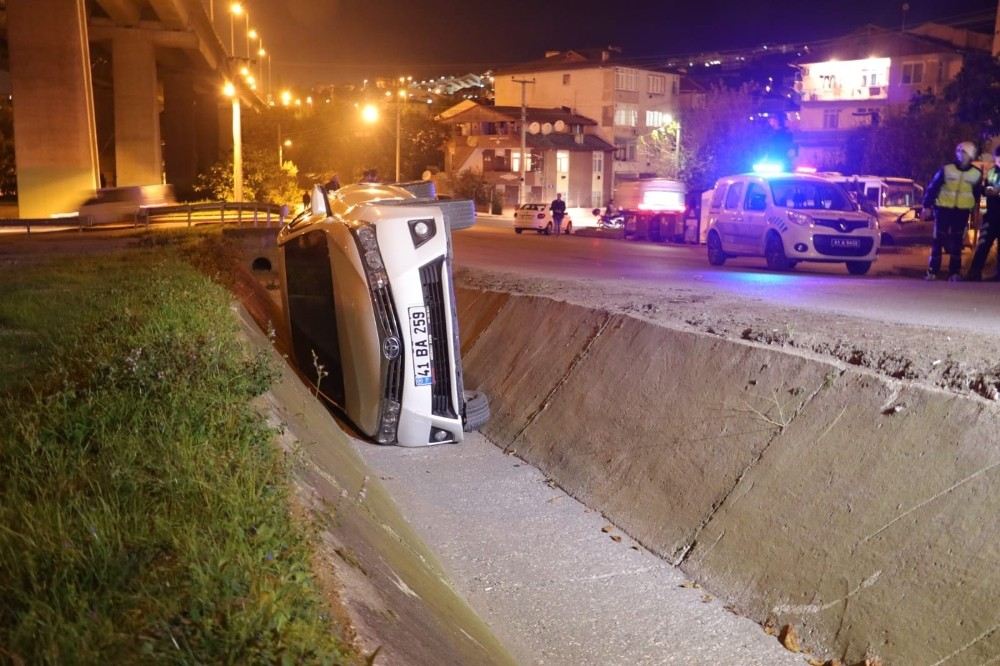 Karı Kocanın İçinde Kavga Ettiği Otomobil Su Kanalına Uçtu