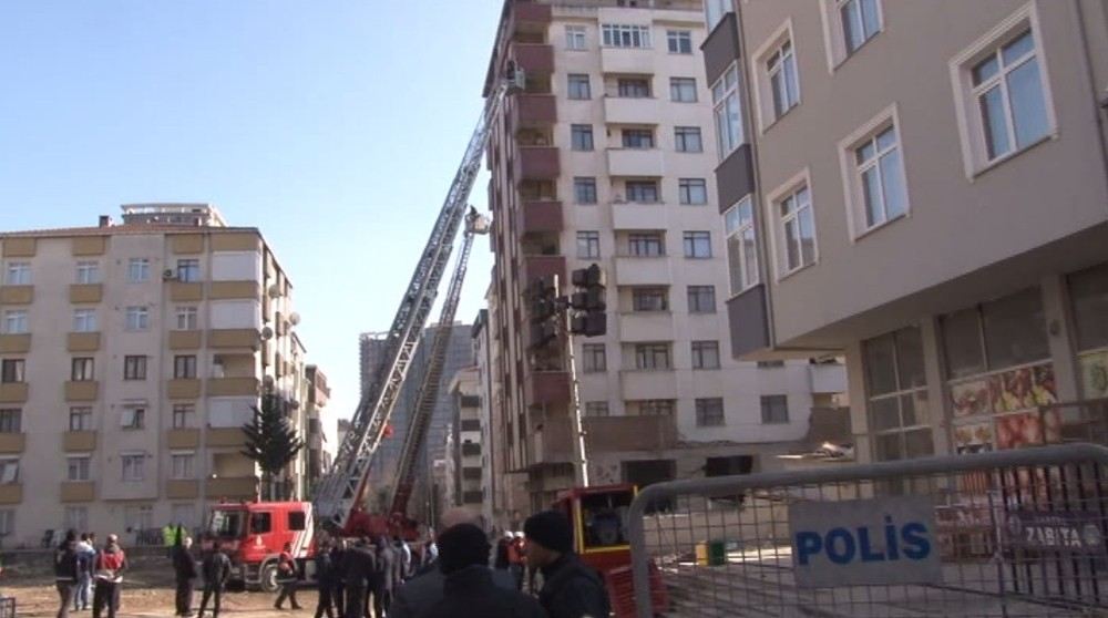 Kartalda Boşaltılan Yunus Apartmanından Kontrollü Tahliye