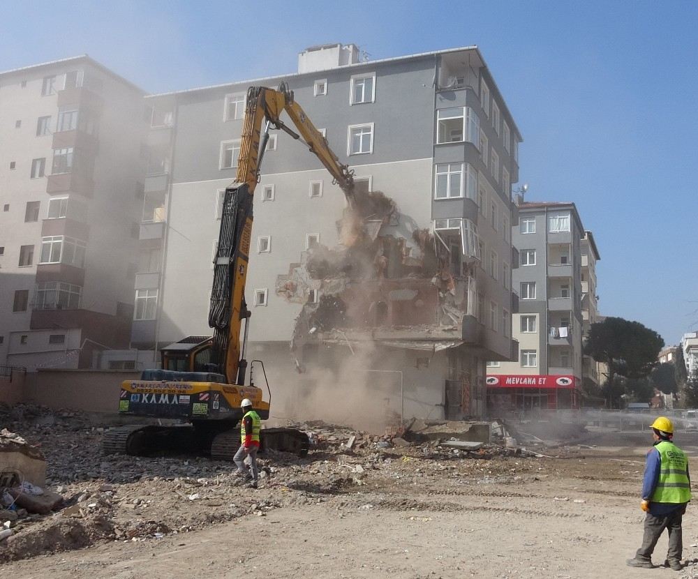 Kartalda Çöken Binanın Yanındaki Riskli Binanın Yıkımına Başlandı