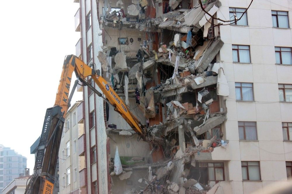 Kartalda Çöken Binanın Yanındaki Yunus Apartmanının Yıkımı Devam Ediyor