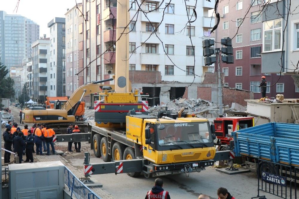 Kartalda Enkaz Kaldırma Çalışmaları Sabah Saatlerinde De Devam Ediyor