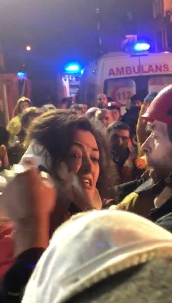 Kartalda Enkazdan Sağ Çıkarılan Kadının Ekipleri Duygulandıran Sorusu