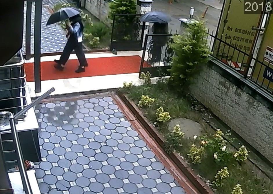 Kartalda İki Daireyi Soyan Şemsiyeli Hırsızlar Kamerada
