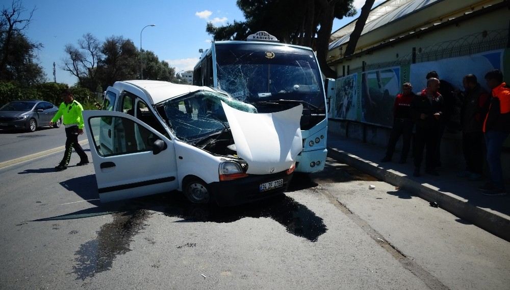 Kartalda Minibüs İle Otomobil Çarpıştı: 1 Yaralı