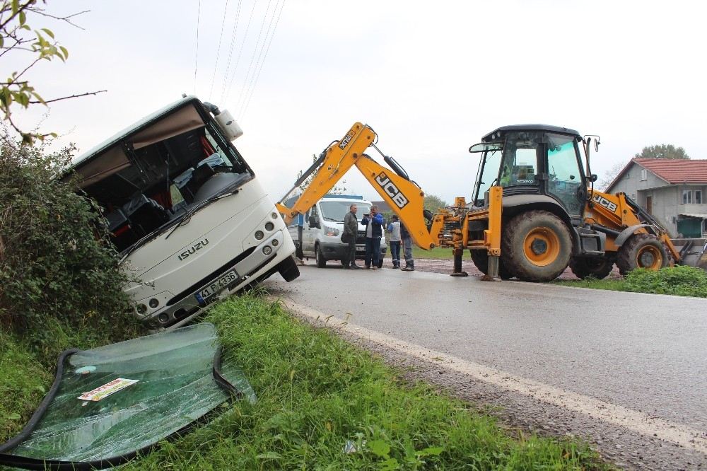 Kaygan Yolda Kontrolden Çıkan Öğrenci Servisi Devrildi: 3 Yaralı
