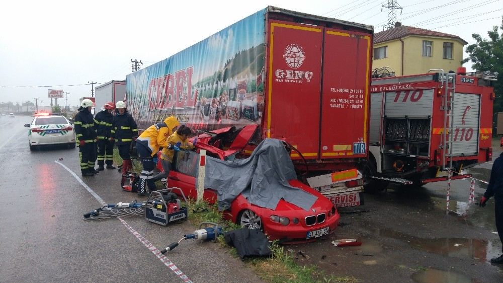 Kayganlaşan Yolda Direksiyon Hakimiyetini Kaybetti: 1 Ölü, 1 Yaralı