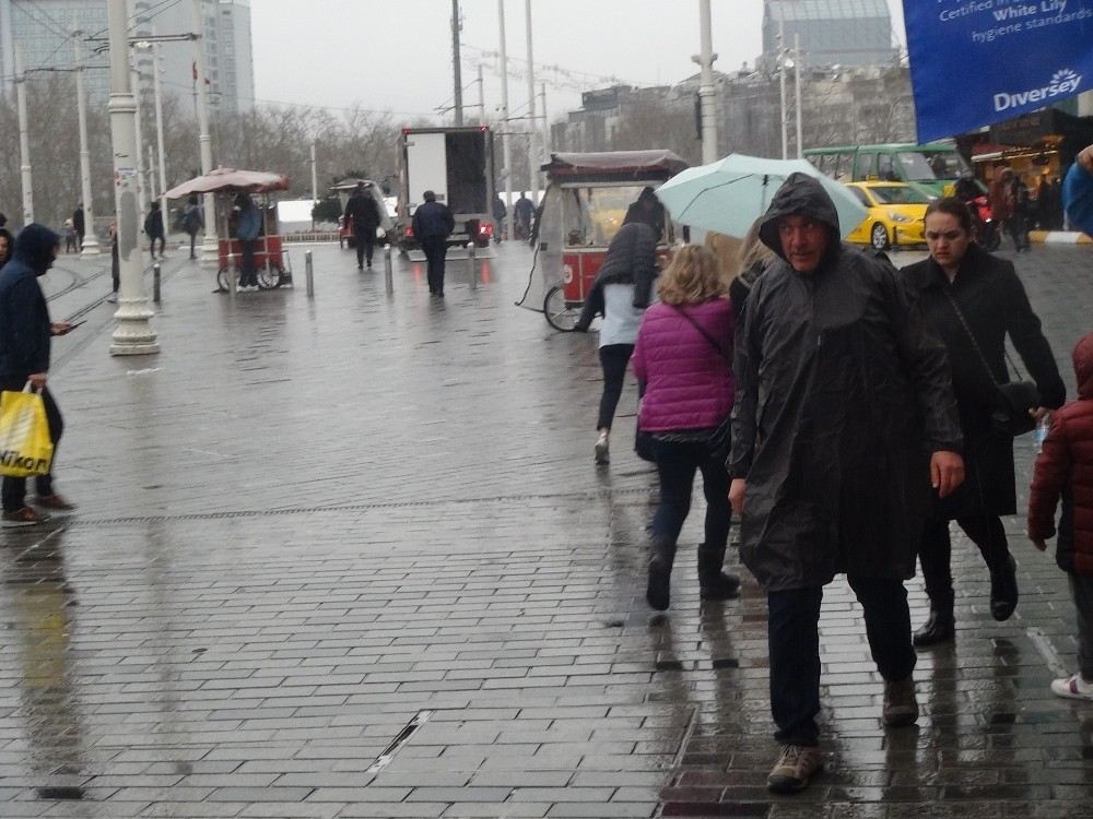 Kırılan Şemsiyeler Çöpleri Doldurdu, Şemsiye Satıcılarının Yüzü Güldü