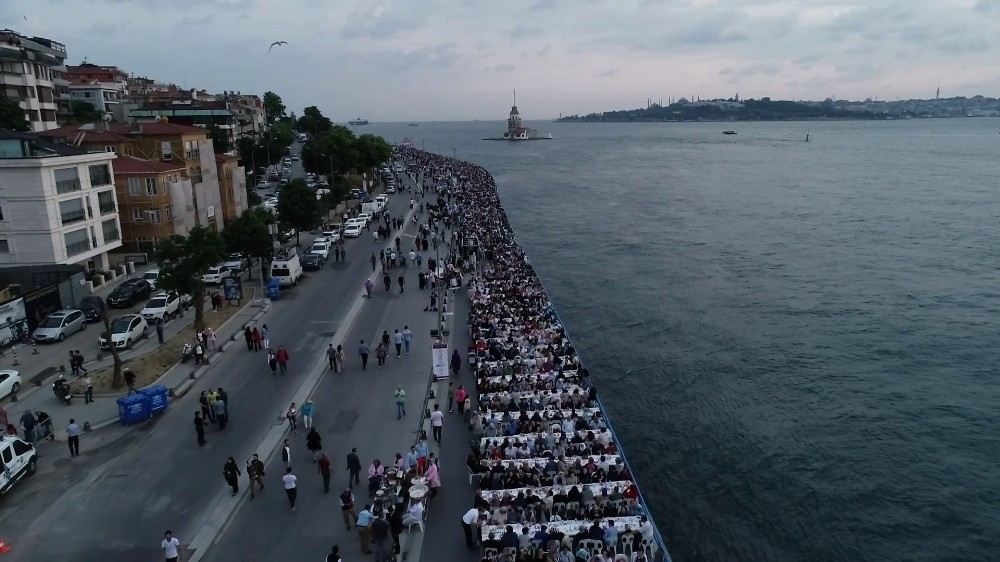 Kız Kulesi Manzaralı 2 Kilometrelik Dev İftar Sofrası Hayran Bıraktı