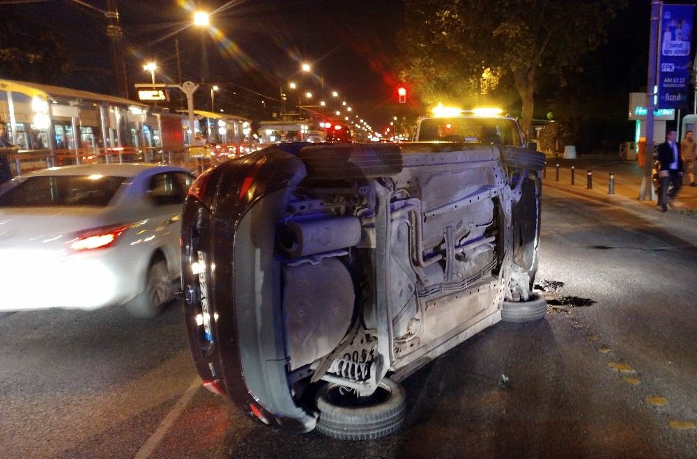 Kontrolden Çıkan Araç Taksiye Çarpıp Yan Yattı: 1 Yaralı