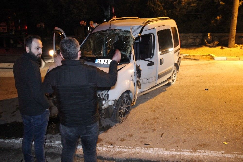 Kontrolden Çıkan Hafif Ticari Araç, Önce Duvara Sonra Elektrik Direğine Çarptı: 2 Ağır Yaralı