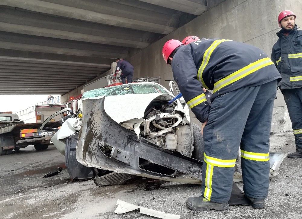 Kontrolden Çıkan Otomobil Önce Araca, Sonra Duvara Çarptı: 1 Ölü, 1 Yaralı