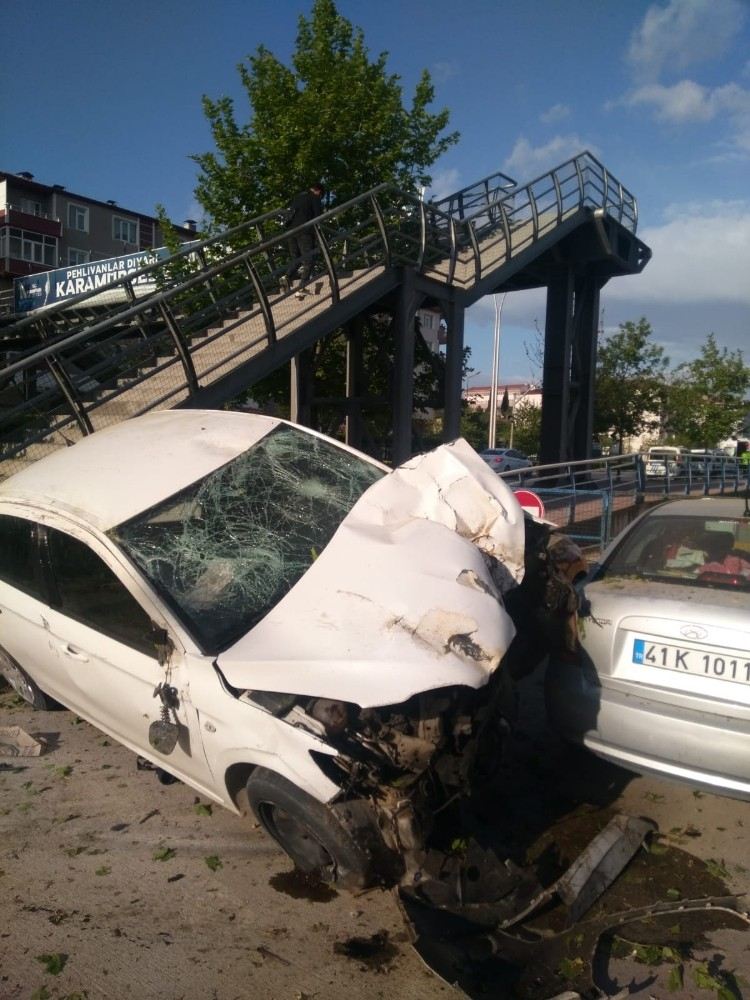 Kontrolden Çıkan Otomobil, Park Halindeki Araçlara Çarparak Durabildi: 2 Yaralı