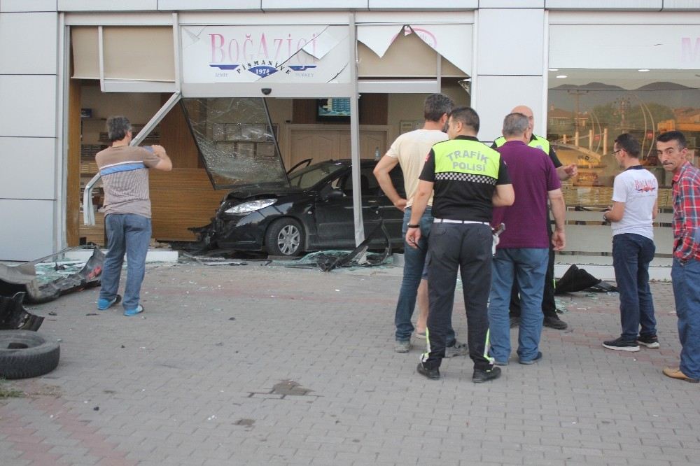 Kontrolden Çıkan Otomobil Pişmaniye Dükkanına Girdi,  Müşteriler Ölümden Döndü