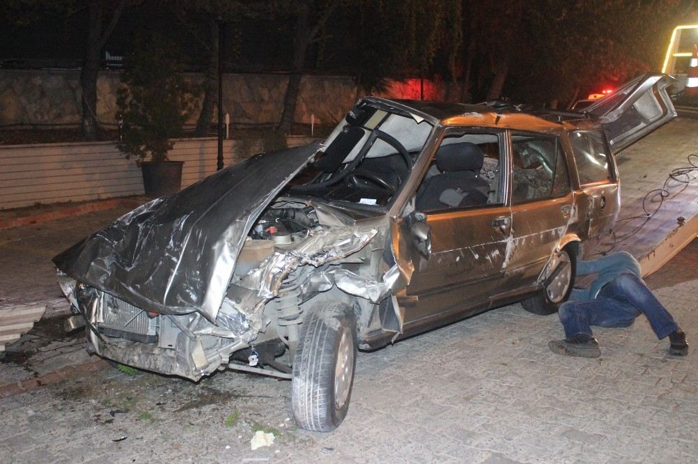 Kontrolden Çıkan Otomobil Restoranın Bahçesine Girdi: 1İ Ağır 2 Yaralı