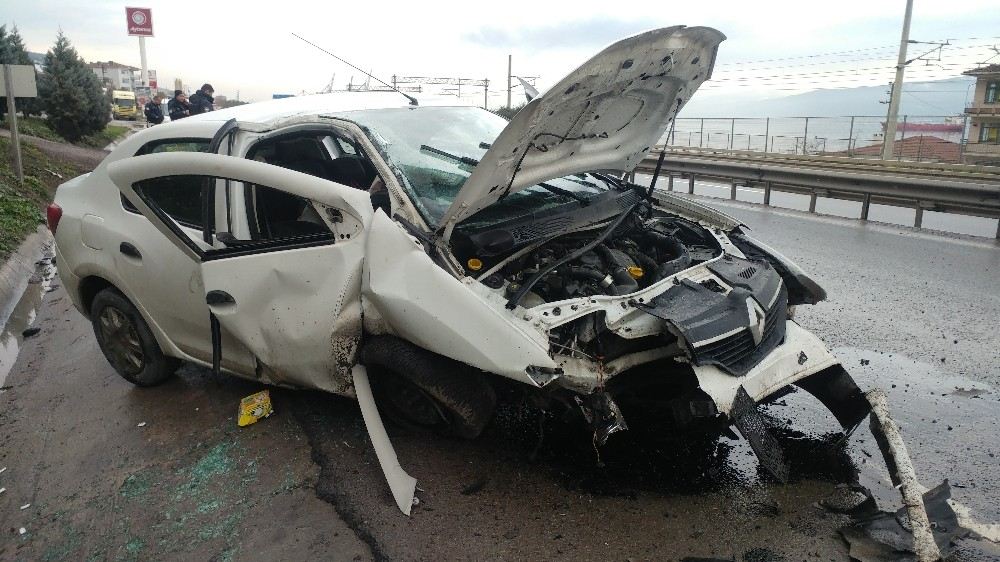 Kontrolden Çıkan Otomobil Su Kanalına Girdi: 3 Yaralı