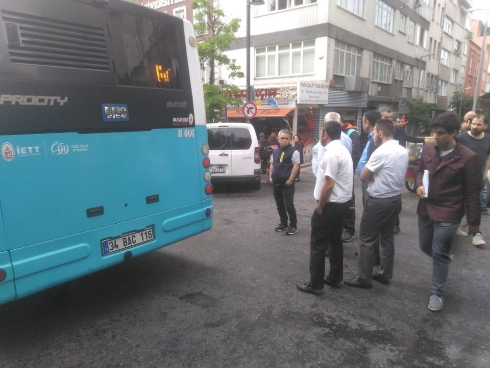 Kontrolünü Kaybeden Motosikletli Otobüsün Altına Girdi