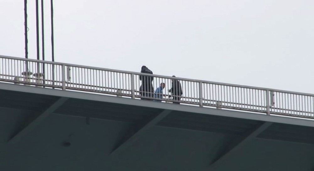 Köprüde İntihar Girişiminde Bulunan Şahıs Polis Tarafından İkna Edildi