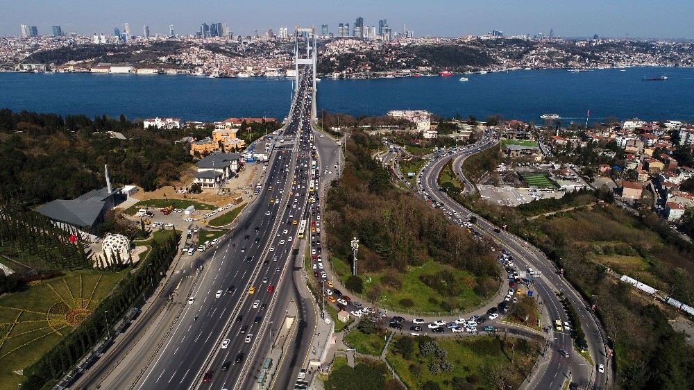 Köprüdeki Araç Yangını Kilometrelerce Trafik Oluşturdu