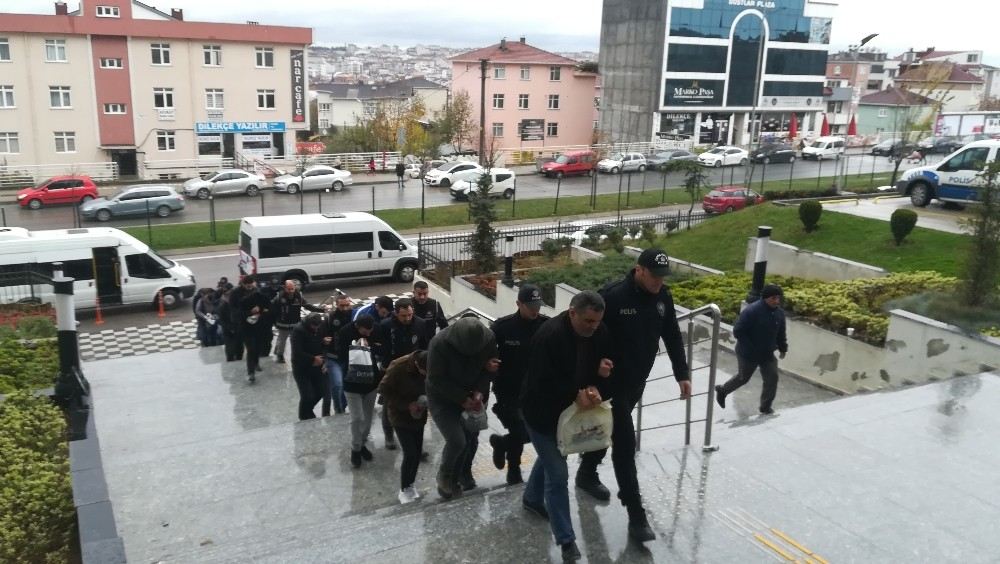 Kredi Çıkarma Vaadiyle Vatandaşları Dolandıran Çete Adliyeye Sevk Edildi