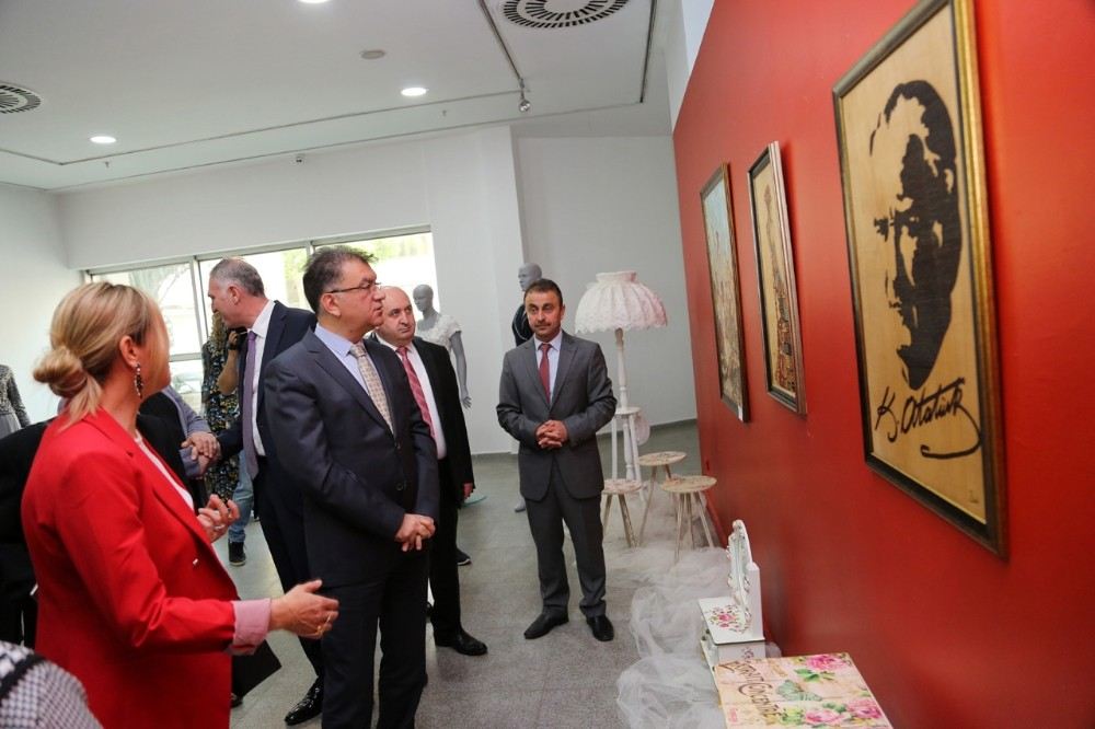 Küçükçekmece Halk Eğitim Merkezi Yılsonu Sergisi Açıldı