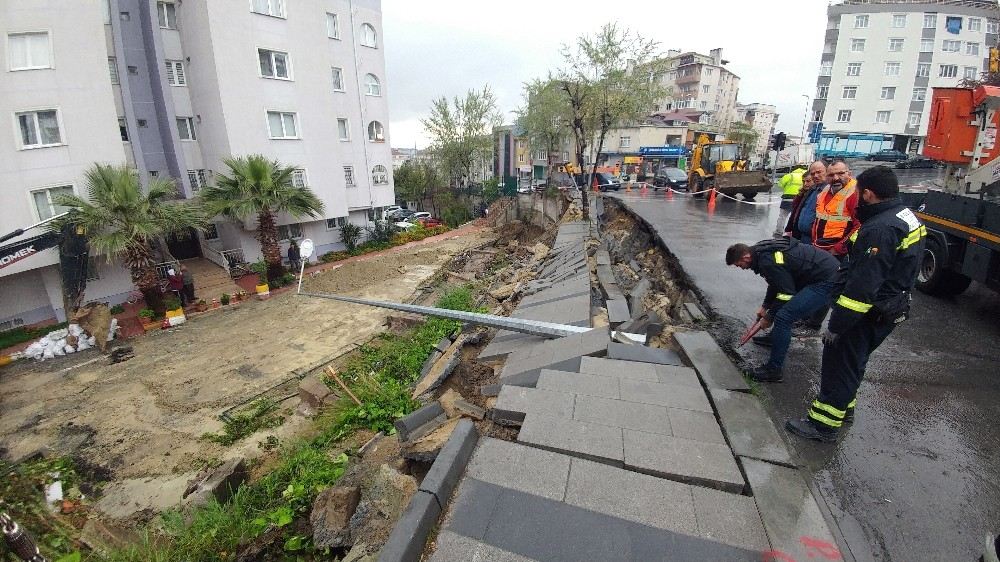 Küçükçekmecede İstinat Duvarı Kaldırımla Birlikte Çöktü