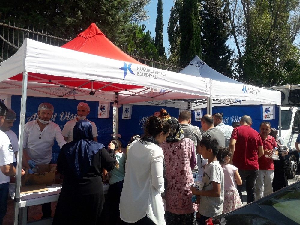 Küçükçekmecedeki Kabristanlara Ziyaretçi Akını