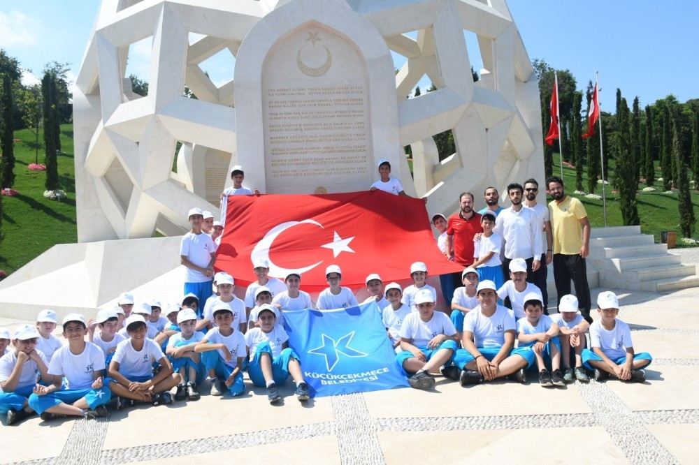 Küçükçekmeceli Öğrencilerden 15 Temmuz Şehitler Anıtına Ziyaret