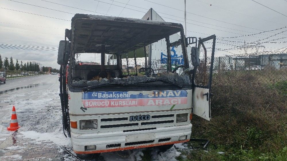 Kursiyerlerin Isınması İçin Kurulan Soba, Otobüsü Yaktı