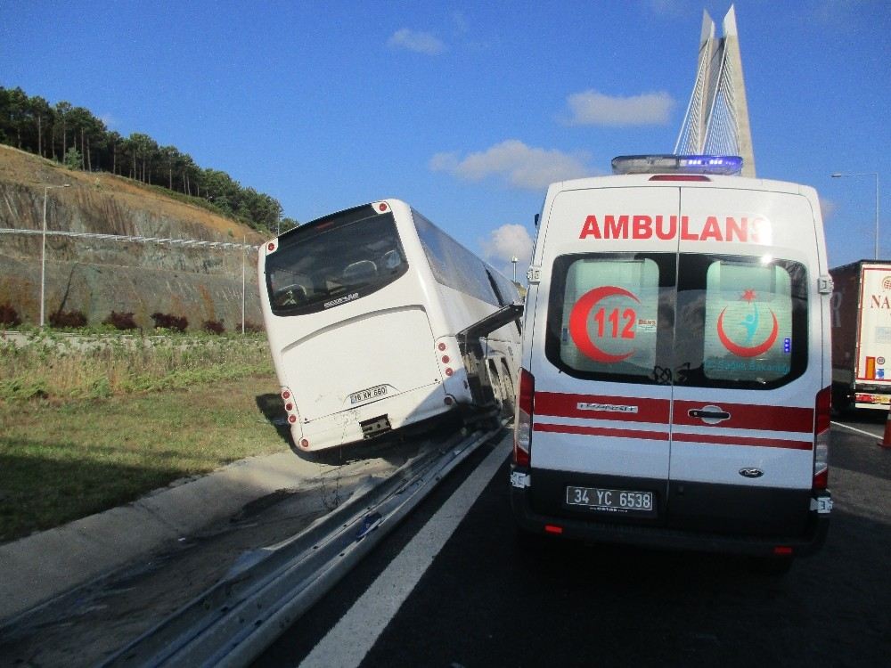 Tekeri Patlayan Otobüs Bariyerlere Çıktı: 5 Yaralı