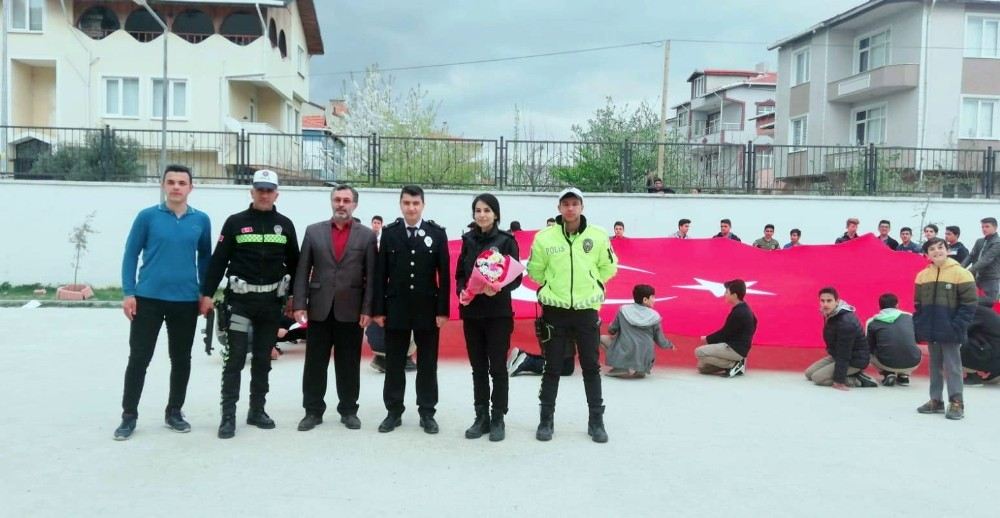 Lisede Kavga İhbarına Giden Polisler Böyle Karşılandı