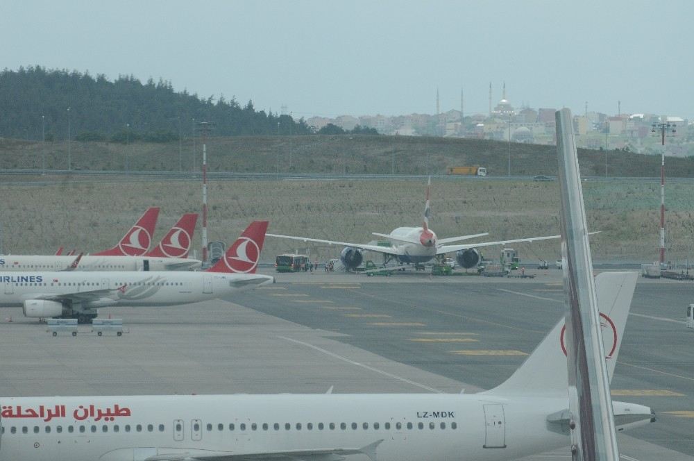 Londraya Giden Uçak İstanbula Zorunlu İniş Yaptı