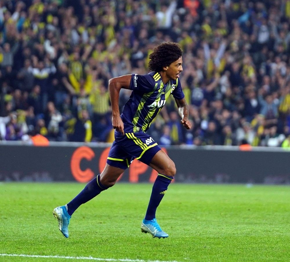 Luiz Gustavo İlk Golünü Attı