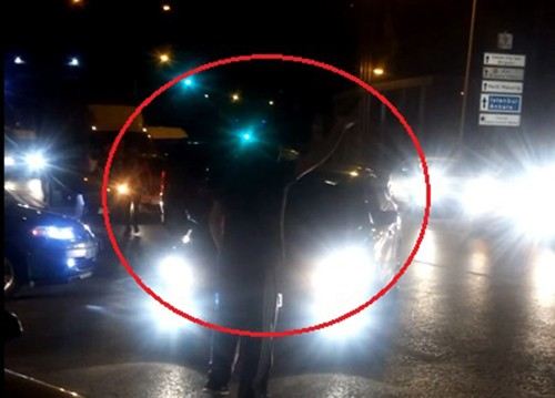 Magandalar Trafiğin Yoğun Olduğu Caddeyi Kapatarak Terör Estirdi