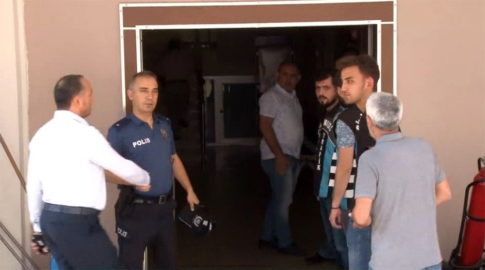 Magandanın Elini Sıkan Polis Amiri Görevden Alındı