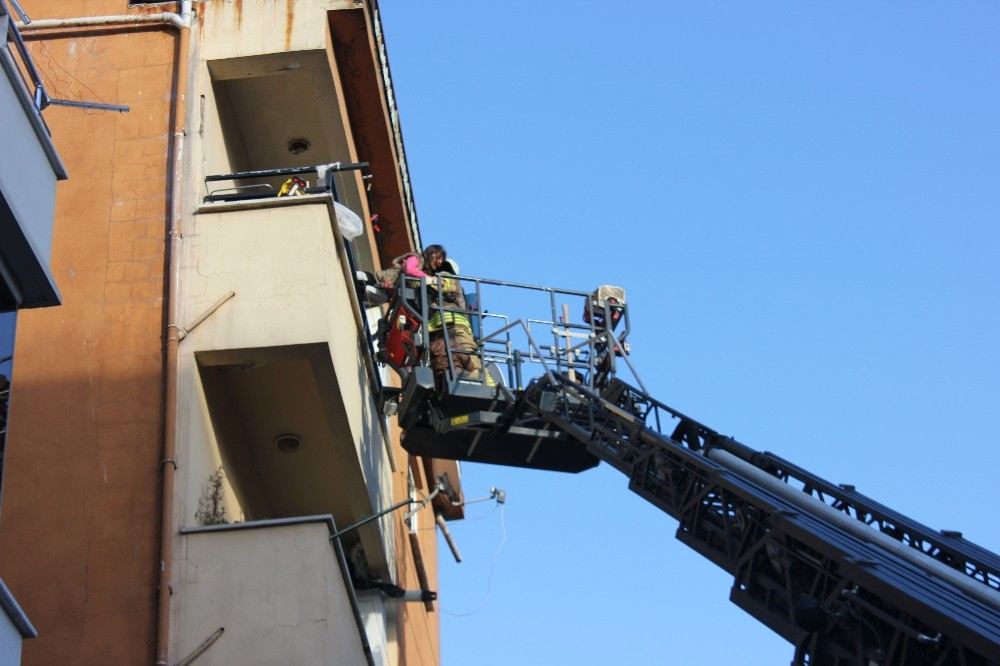 Maltepede Çıkan Yangında 4 Çocuk 1 Kadın Binada Mahsur Kaldı